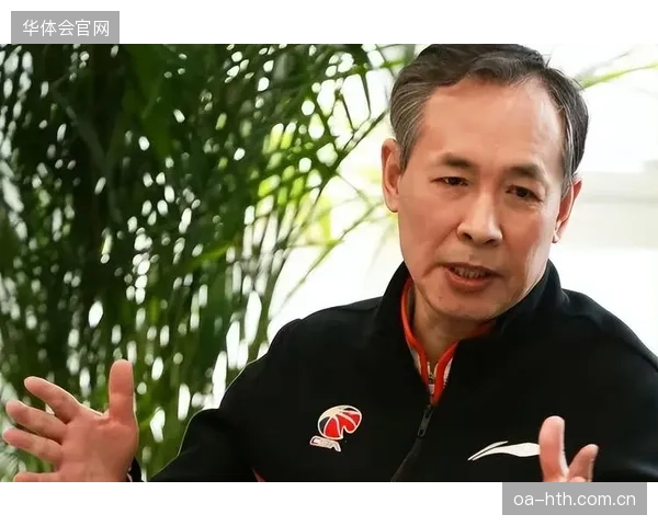 北京队主帅许利民在季后赛生死战中调整用人策略，成功激活周琦的内线优势淘汰广东队。